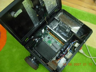 Illustration for article titled Projectors Made From Trash Deliver HD Video and Stereoscopic Movies